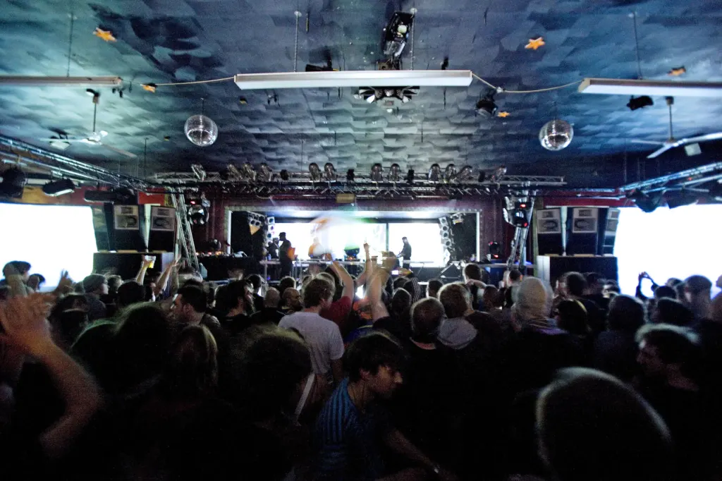 Bloc Weekend 2008 — documentary, event and music photograph in Hemsby-on-Sea, Norfolk, UK, frame 21 of 151.